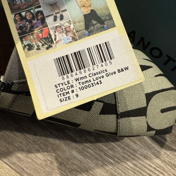 New in box - TOMS Love Black and White sneakers - Picture 10 of 10